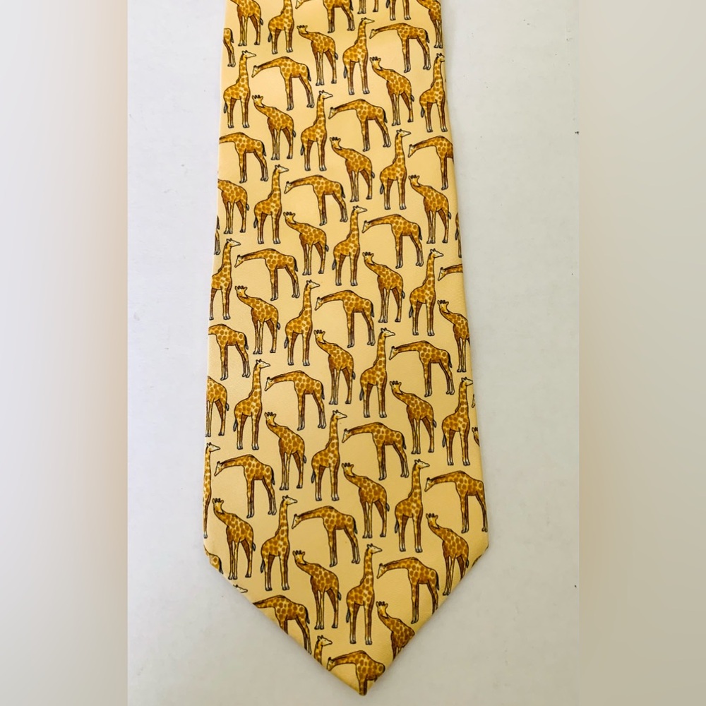 Tie Rack Men’s 100 silk yellow neck tie with cute pattern of giraffes